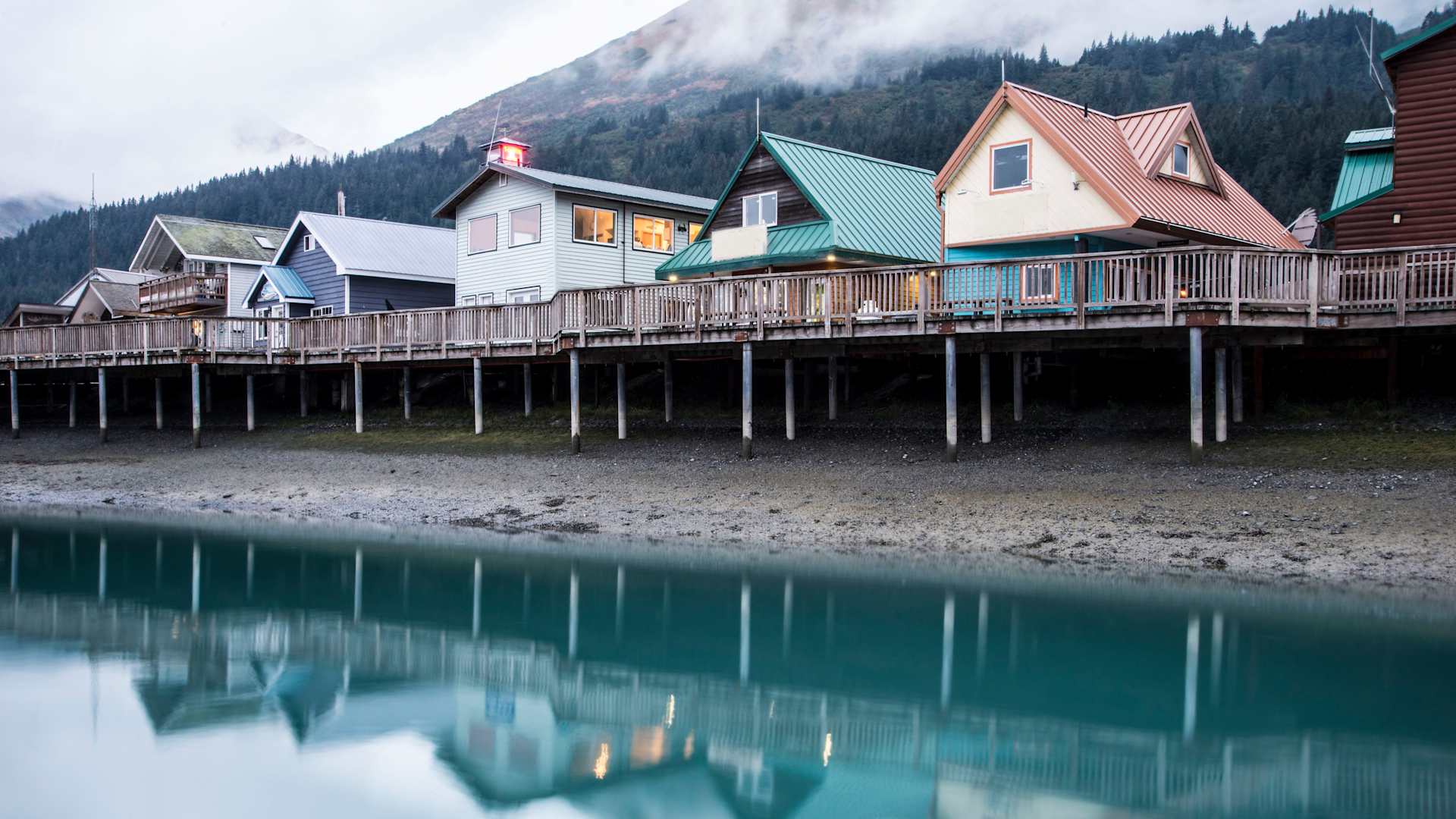 Situated on Alaska’s picturesque southern coast, Seward boasts the original starting point of the historic Iditarod, with Mile 0 marked on the shoreline at the southern end of town.