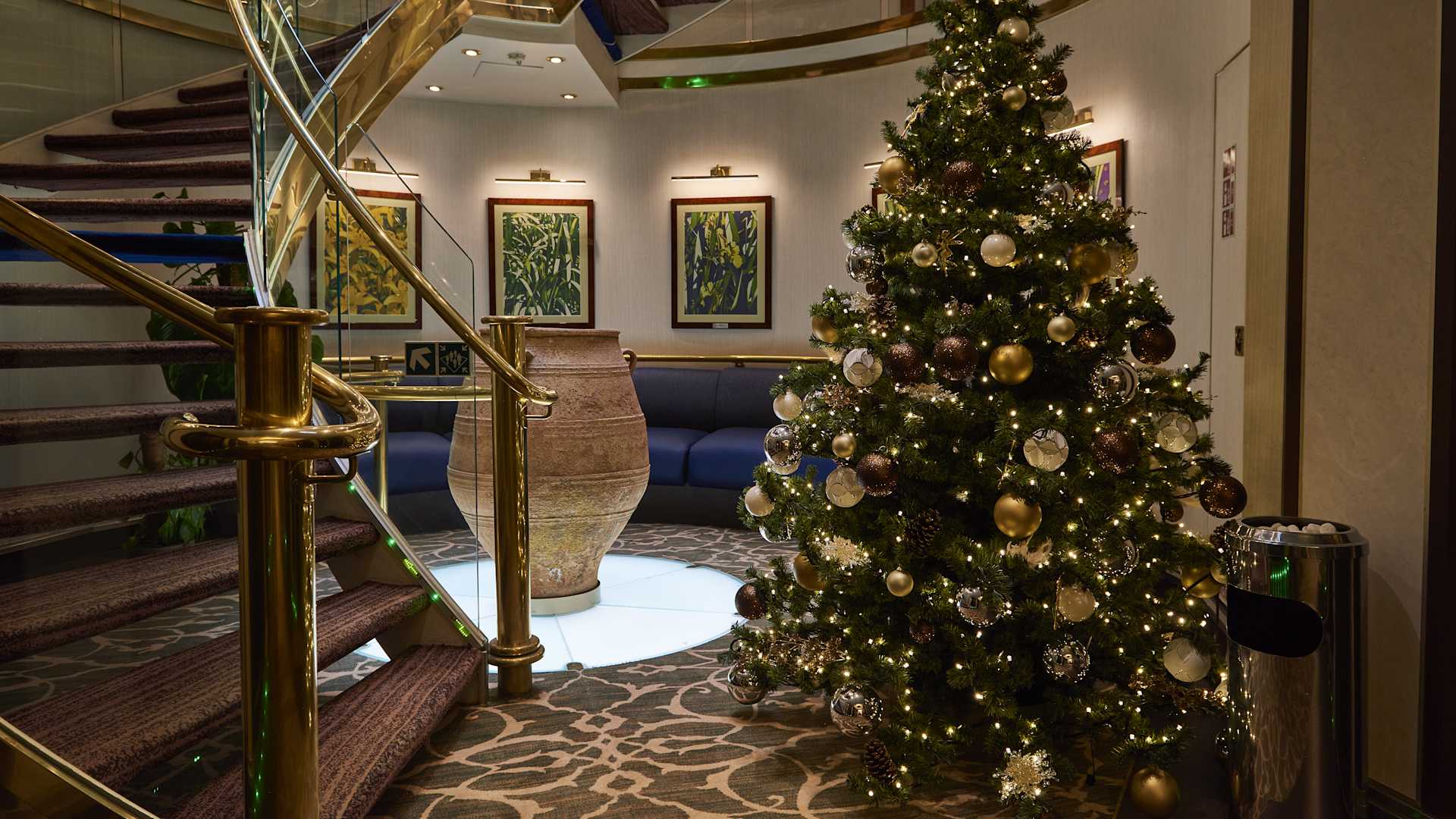 Have a care-free holiday season that your family enjoys. Feel at home, you don’t even have to dress up, and everywhere on the yacht will be decorated so the magic of the season truly shines.