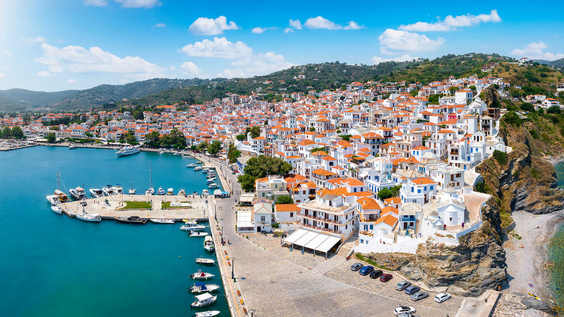 Visiting small ports that large ships cannot access, such as Skopelos in Greece, Golfo Aranci in Italy, Egersund in Norway, and Fort William in Scotland, offers a more intimate travel experience.